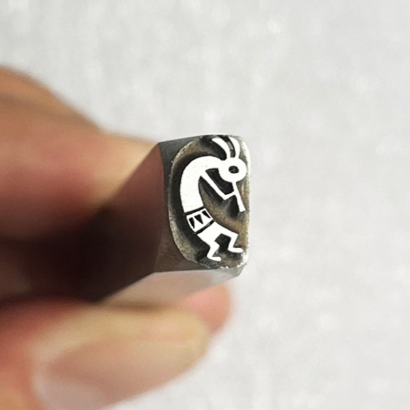 Design del logo indiano Strume - Leatherwork Embossing recensione e prezzo